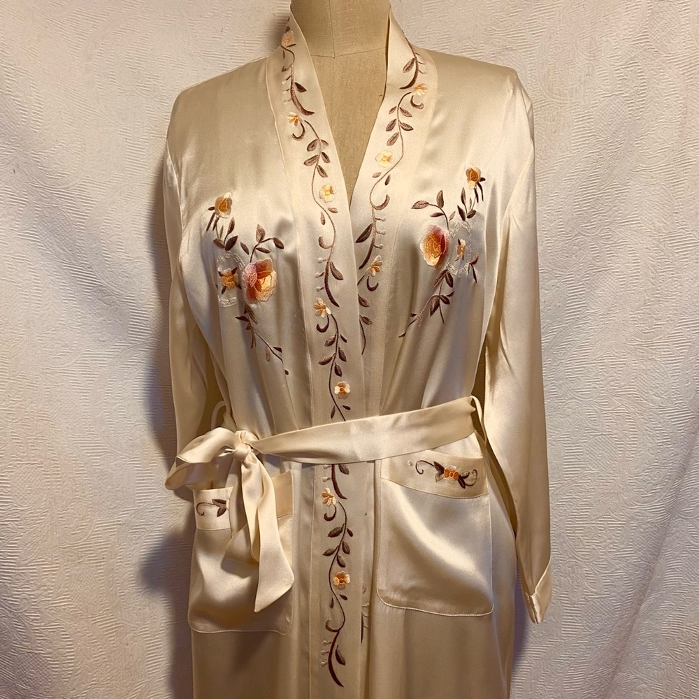 Embroidered ivory pure silk M/L Chinese  robe.